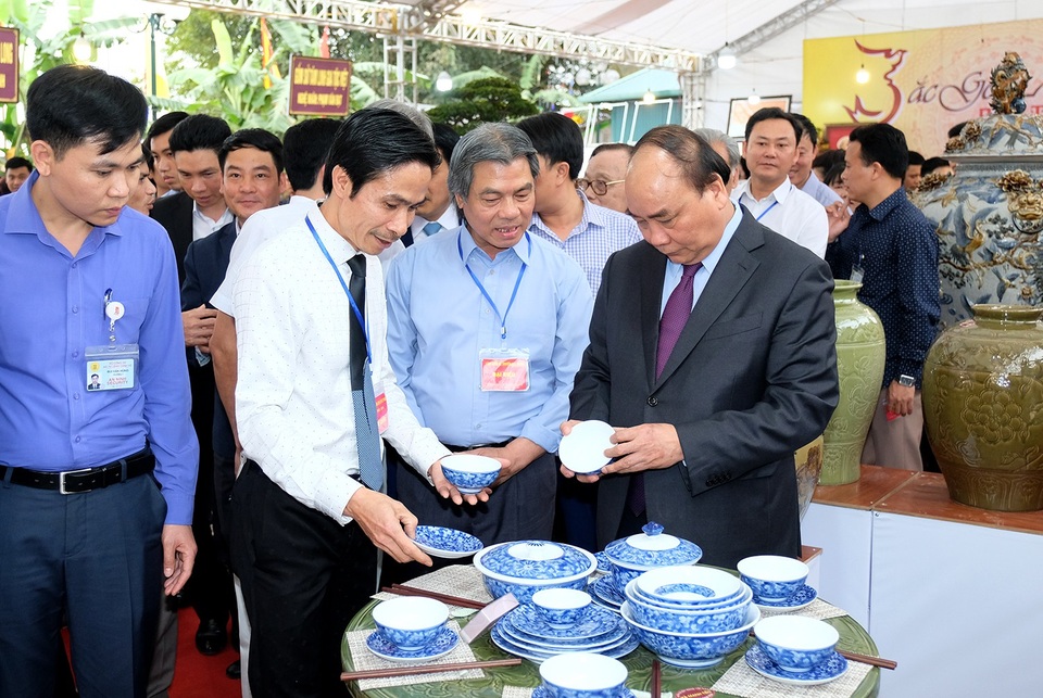 Thủ tướng kỳ vọng Bát Tràng thành làng nghề truyền thống kiểu mẫu - 2 Thủ tướng tham quan triển lãm trưng bày và giới thiệu sản phẩm gốm sứ Bát Tràng