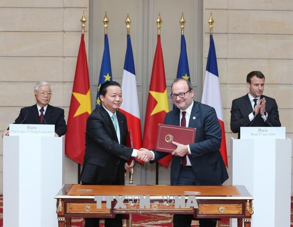 Tổng Bí thư Nguyễn Phú Trọng và Tổng thống Emmanuel Macron gặp báo chí - 1 
Lễ ký kết Bản ghi nhớ triển khai quan hệ Đối tác chiến lược Thỏa thuận Paris giữa Bộ Tài nguyên và Môi trường với Cơ quan Phát triển Pháp