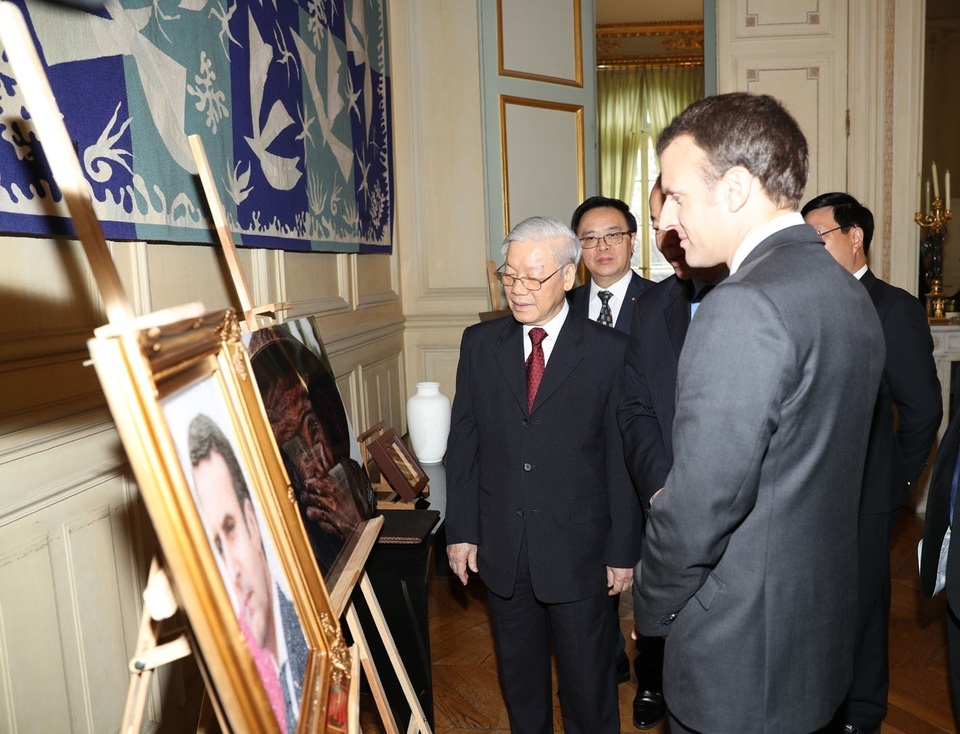 Tổng Bí thư Nguyễn Phú Trọng hội đàm với Tổng thống Pháp Emmanuel Macron - 3
Tổng Bí thư Nguyễn Phú Trọng và Tổng thống Cộng hòa Pháp Emmanuel Macron trao đổi tặng phẩm