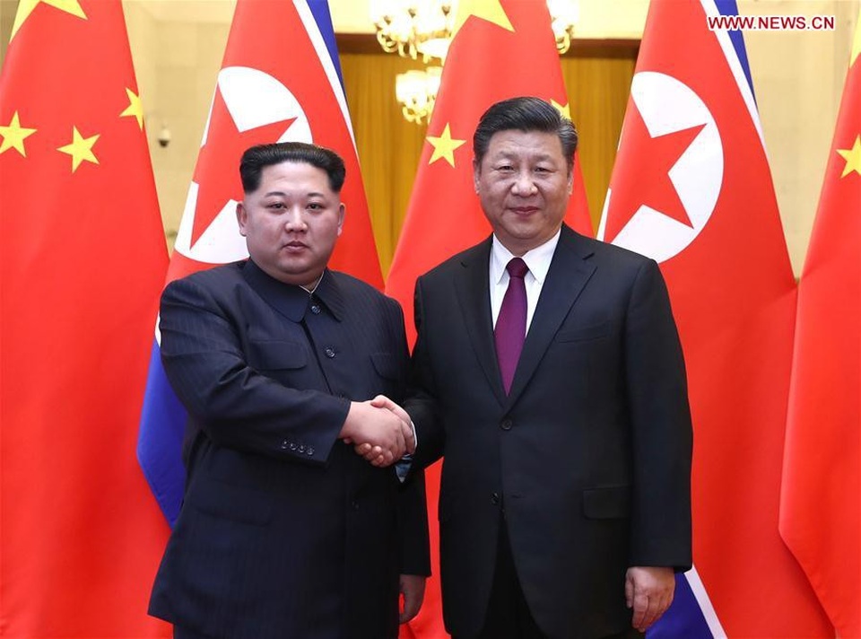 Hình ảnh chuyến thăm lịch sử của ông Kim Jong-un tới Trung Quốc - 1 Truyền thông nhà nước Trung Quốc và Triều Tiên hôm nay 28/3 đồng loạt đưa tin về chuyến thăm của nhà lãnh đạo Kim Jong-un tới Bắc Kinh từ ngày 25-28/3. Trong ảnh: Nhà lãnh đạo Kim Jong-un bắt tay Chủ tịch Tập Cận Bình tại cuộc hội đàm ở Đại lễ đường Nhân dân Trung Quốc. (Ảnh: Tân Hoa Xã)