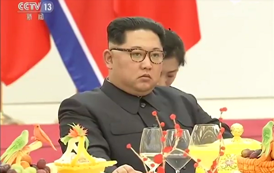 Hình ảnh chuyến thăm lịch sử của ông Kim Jong-un tới Trung Quốc - 8 Chủ tịch Tập Cận Bình và phu nhân Bành Lệ Viện đã chủ trì bữa tiệc chào mừng ông Kim Jong-un và bà Ri Sol-ju. Hai nhà lãnh đạo cũng cùng xem một chương trình nghệ thuật. (Ảnh: CCTV)