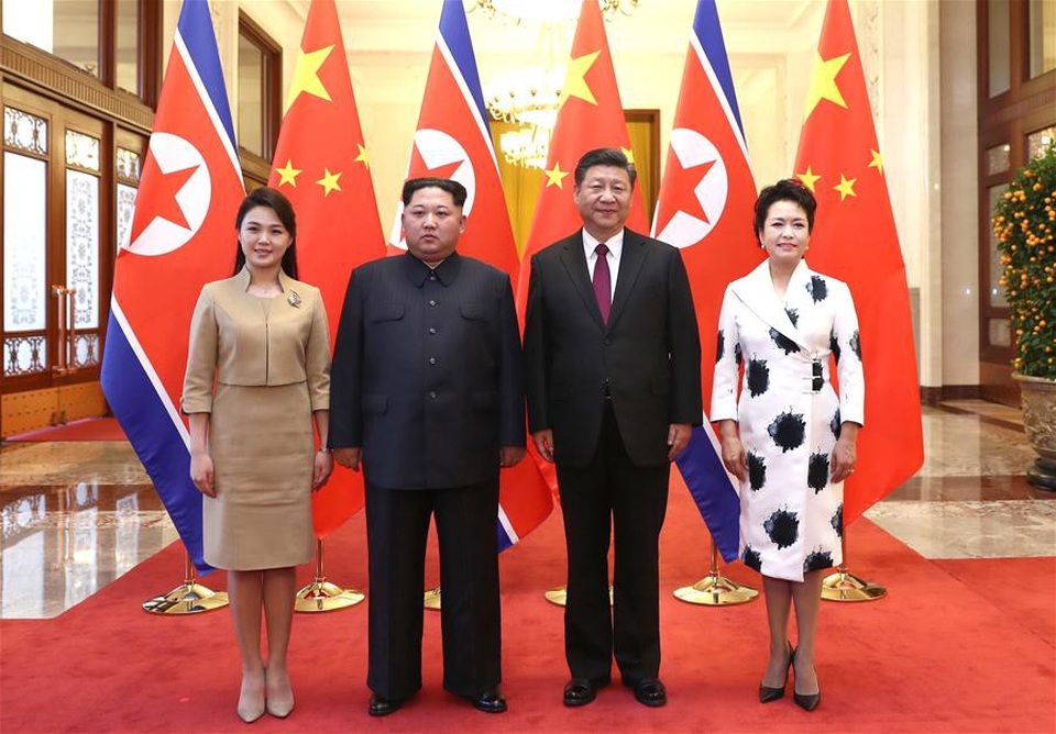 Hình ảnh chuyến thăm lịch sử của ông Kim Jong-un tới Trung Quốc - 5 Chủ tịch Tập Cận Bình và phu nhân Bành Lệ Viện đón tiếp và chụp ảnh lưu niệm chung cùng nhà lãnh đạo Kim Jong-un và phu nhân Ri Sol-ju. (Ảnh: Tân Hoa Xã)