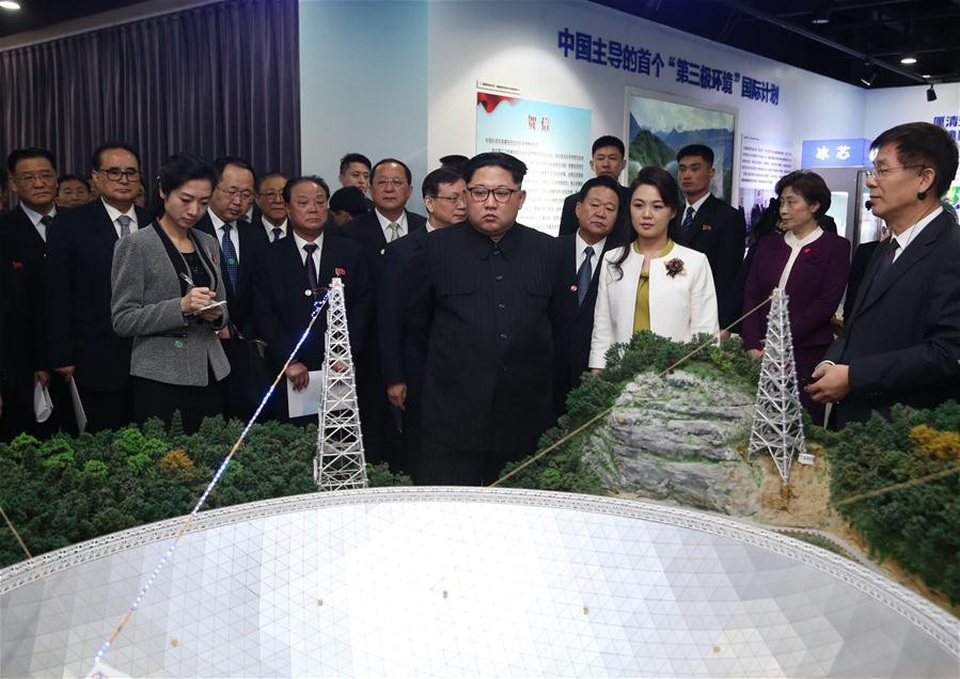 Hình ảnh chuyến thăm lịch sử của ông Kim Jong-un tới Trung Quốc - 10 Nhân chuyến thăm tới Bắc Kinh, nhà lãnh đạo Kim Jong-un và phu nhân Ri Sol-ju đã tới dự cuộc triển lãm trưng bày các thành tựu sáng tạo của Học viện Khoa học Trung Quốc. (Ảnh: Tân Hoa Xã)