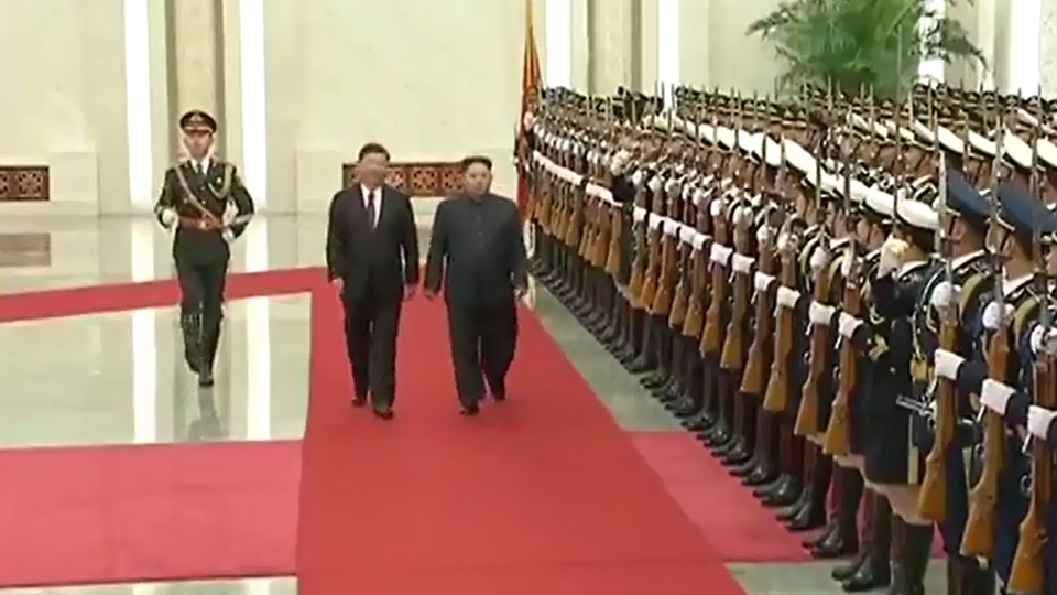 Hình ảnh chuyến thăm lịch sử của ông Kim Jong-un tới Trung Quốc - 3 Chuyến thăm diễn ra chỉ vài tuần trước các cuộc gặp thượng đỉnh đang được lên kế hoạch giữa nhà lãnh đạo Kim Jong-un và Tổng thống Hàn Quốc Moon Jae-in và Tổng thống Mỹ Donald Trump. Trong ảnh: Hai nhà lãnh đạo duyệt đội danh dự tại Bắc Kinh (Ảnh: CCTV)
