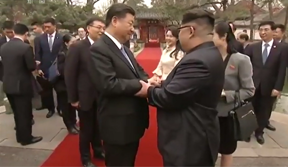 Hình ảnh chuyến thăm lịch sử của ông Kim Jong-un tới Trung Quốc - 7 Ông Kim Jong-un cam kết phi hạt nhân hóa bán đảo Triều Tiên và nhấn mạnh mối quan hệ hữu nghị với quốc gia láng giềng Trung Quốc. (Ảnh: CCTV)