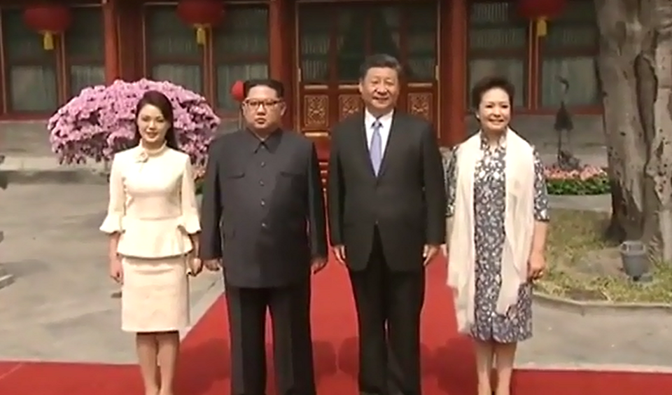 Hình ảnh chuyến thăm lịch sử của ông Kim Jong-un tới Trung Quốc - 11 Nhà lãnh đạo Kim Jong-un cho biết ông cần đích thân tới Trung Quốc để chúc mừng ông Tập Cận Bình sau khi nhà lãnh đạo Trung Quốc tái đắc cử các vị trí quan trọng, đồng thời trực tiếp thông báo cho ông Tập về tình hình hiện nay trên bán đảo Triều Tiên. (Ảnh: CCTV)