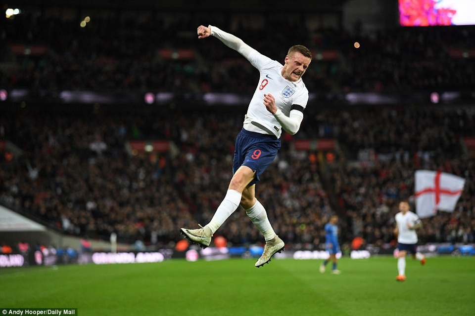 Anh 1-1 Italia: "Tam sư" rơi chiến thắng bởi quả phạt đền oan - 1
Vardy ăn mừng sau khi ghi bàn vào lưới Italia
