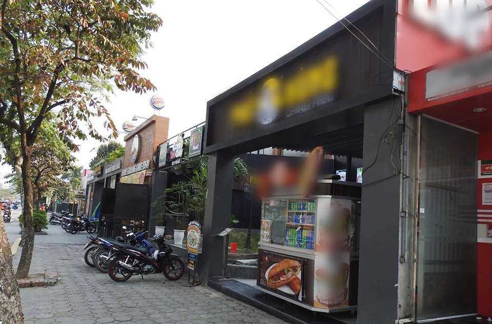 "Trảm" gần 40 bãi xe vi phạm, xử phạt hơn 1 tỷ đồng - 1 Một điểm vi phạm về trật tự đô thị trên địa bàn quận Cầu Giấy.