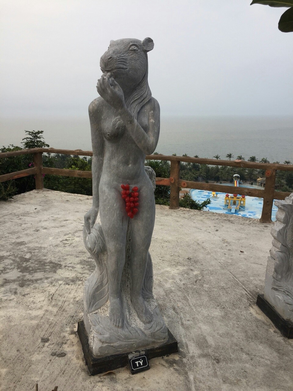 Bị phản đối, tượng 12 con giáp tháo bikini che chắn bằng lá cây - 4 Trong thời gian tới đơn vị du lịch này dự kiến sẽ cho di chuyển các bức tượng vào khu vực riêng, có rào chắn và biển quy định độ tuổi vào tham quan