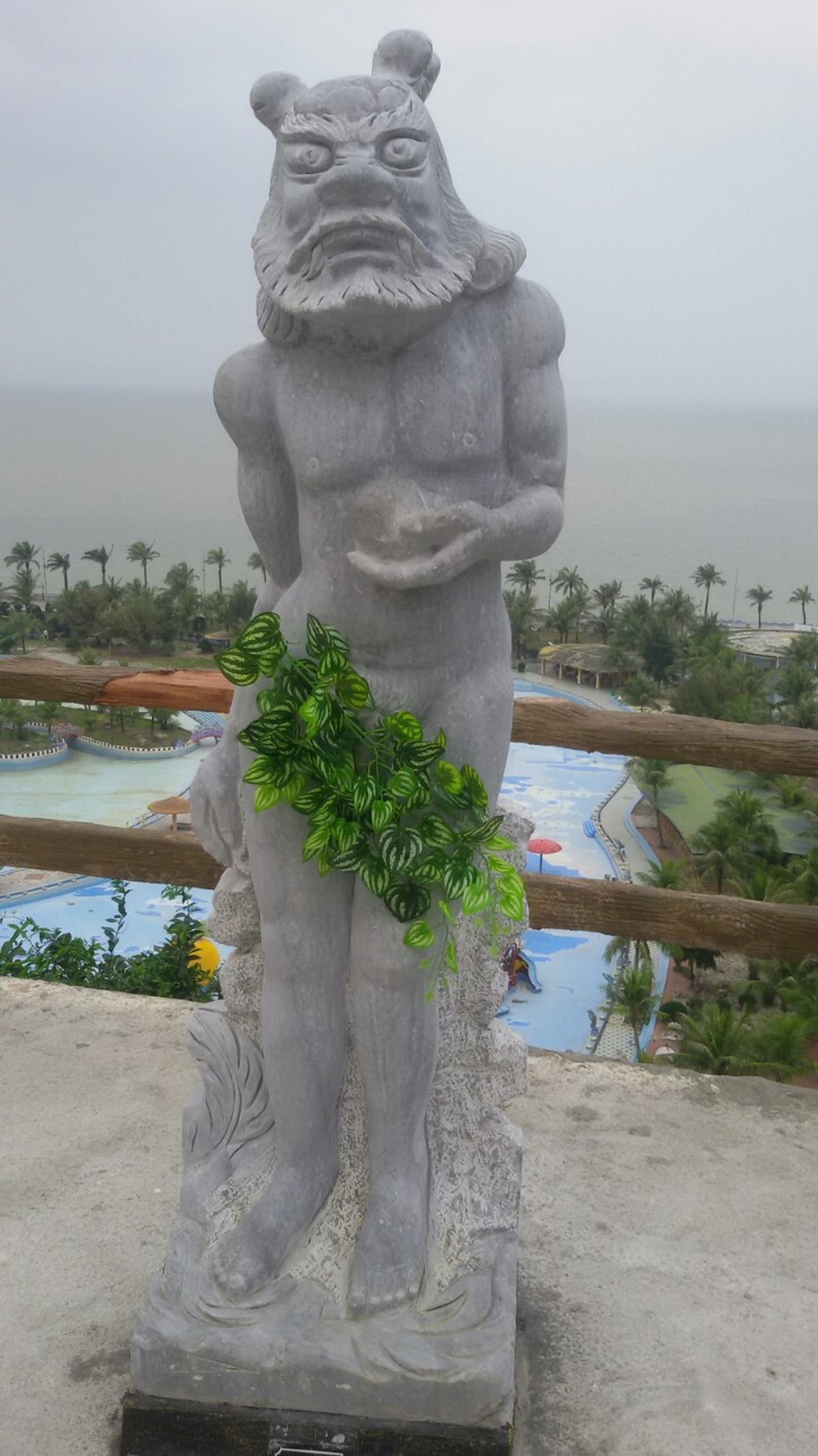 Bị phản đối, tượng 12 con giáp tháo bikini che chắn bằng lá cây - 2 Đơn vị du lịch này cho biết, không hề muốn mặc quần áo cho các bức tượng mà đấy là ý kiến chỉ đạo của cơ quan chức năng