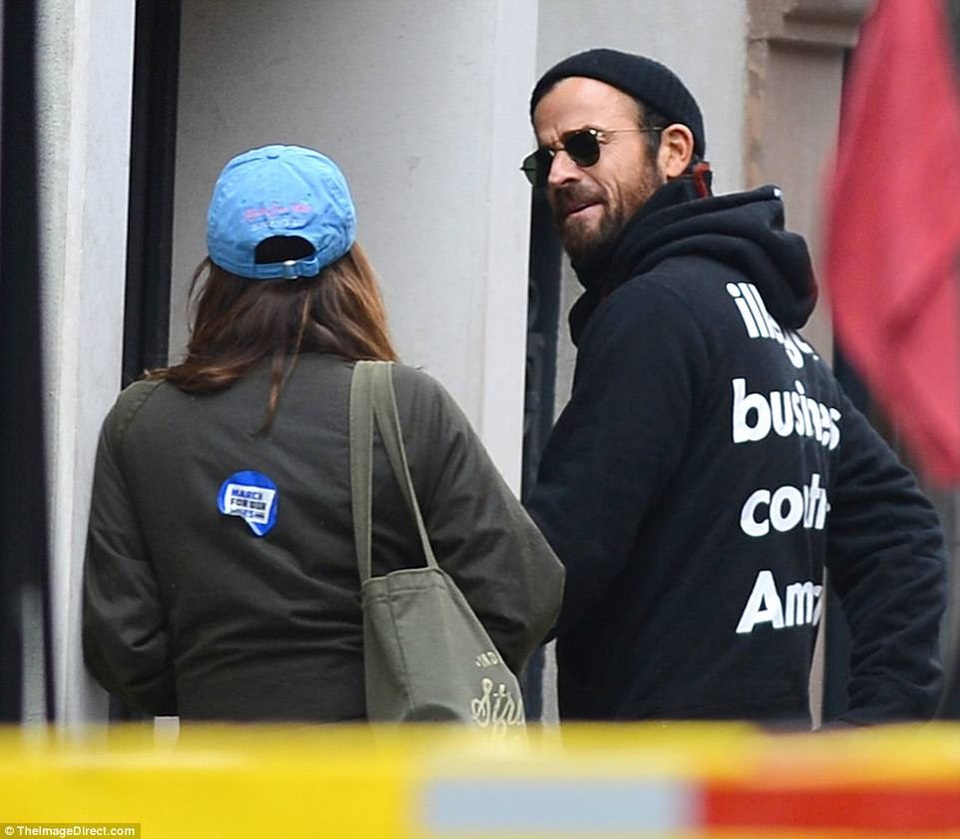 
Nam diễn viên 46 tuổi trò chuyện sôi nổi với nữ diễn viên 33 tuổi
