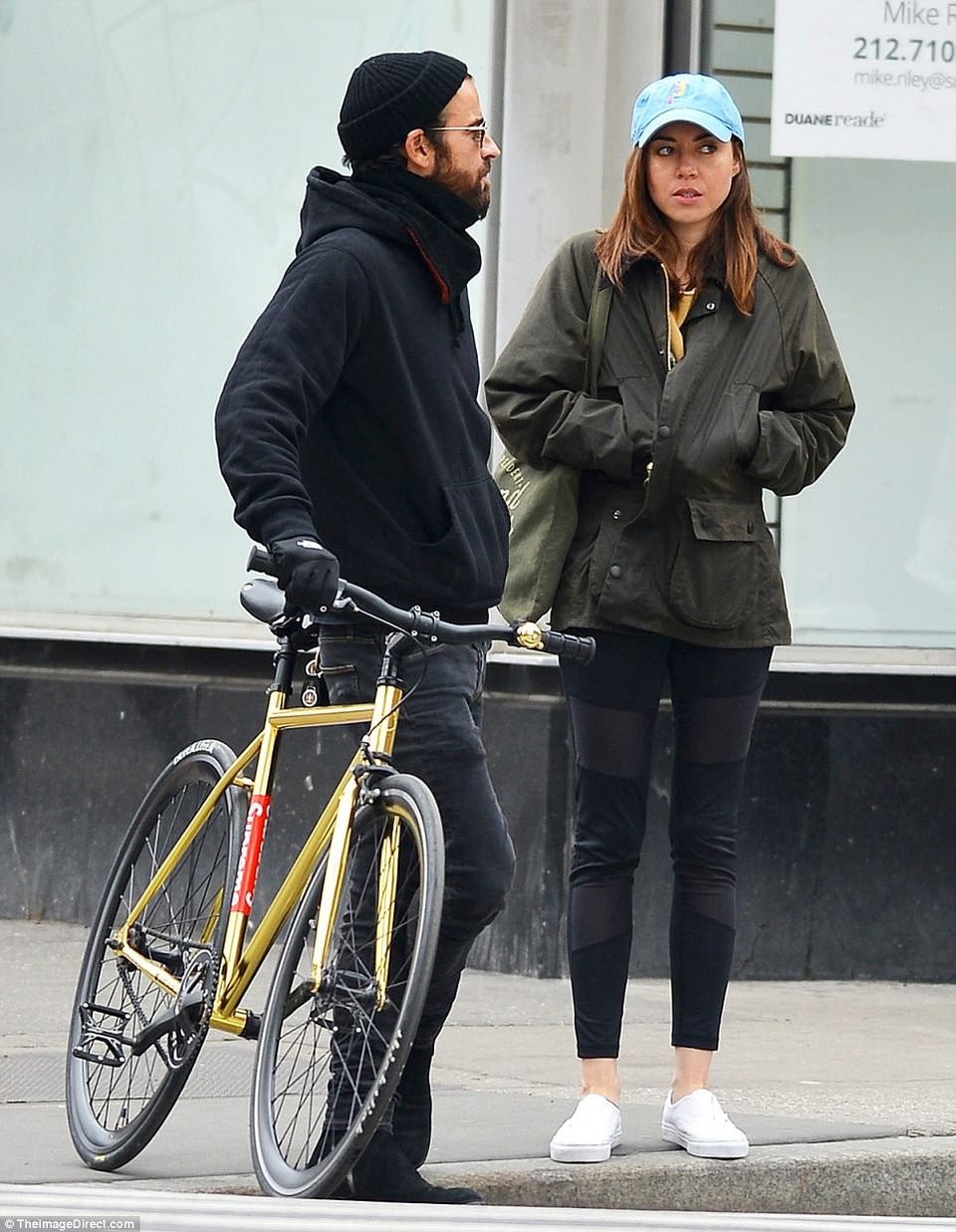 
Mới tháng trước, nam diễn viên 46 tuổi xác nhận tin đã chia tay vợ Jennifer Aniston, 49 tuổi sau gần 3 năm kết hôn
