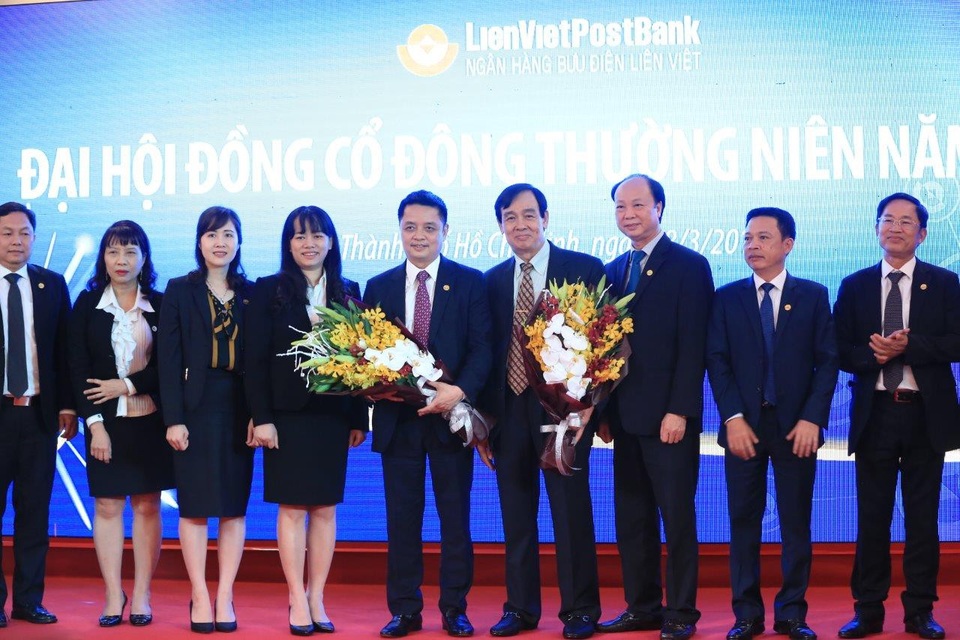 Ông Nguyễn Đình Thắng được bầu làm Chủ tịch LienVietPostBank - 3
Đại hội đồng cổ đông thường niên năm 2018 lần này đã bầu ra thành viên Hội đồng Quản trị (HĐQT) và Ban kiểm soát (BKS) nhiệm kỳ 2018 - 2023, là nhiệm kỳ thứ 3 của HĐQT LienVietPostBank kể từ năm thành lập ngân hàng 2008.