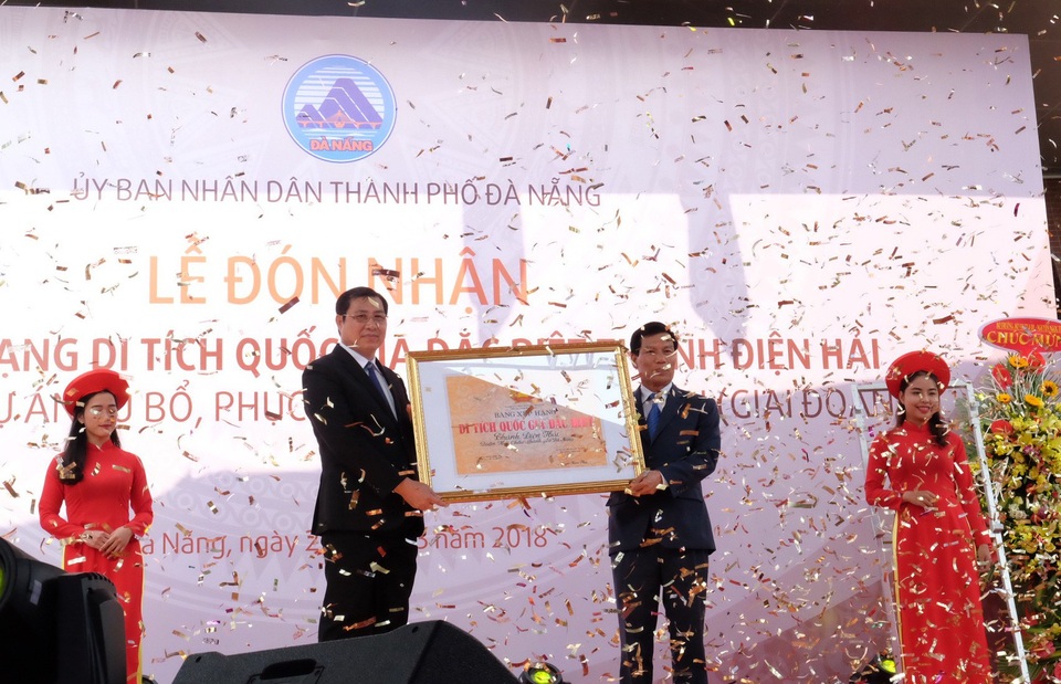 Đà Nẵng đón Bằng công nhận di tích quốc gia đặc biệt Thành Điện Hải - 1 Bộ trưởng Bộ VH-TT-DL Nguyễn Ngọc Thiện trao Bằng công nhận Thành Điện Hải là di tích đặc biệt cấp quốc gia đến ông Huỳnh Đức Thơ - Chủ tịch UBND TP Đà Nẵng
