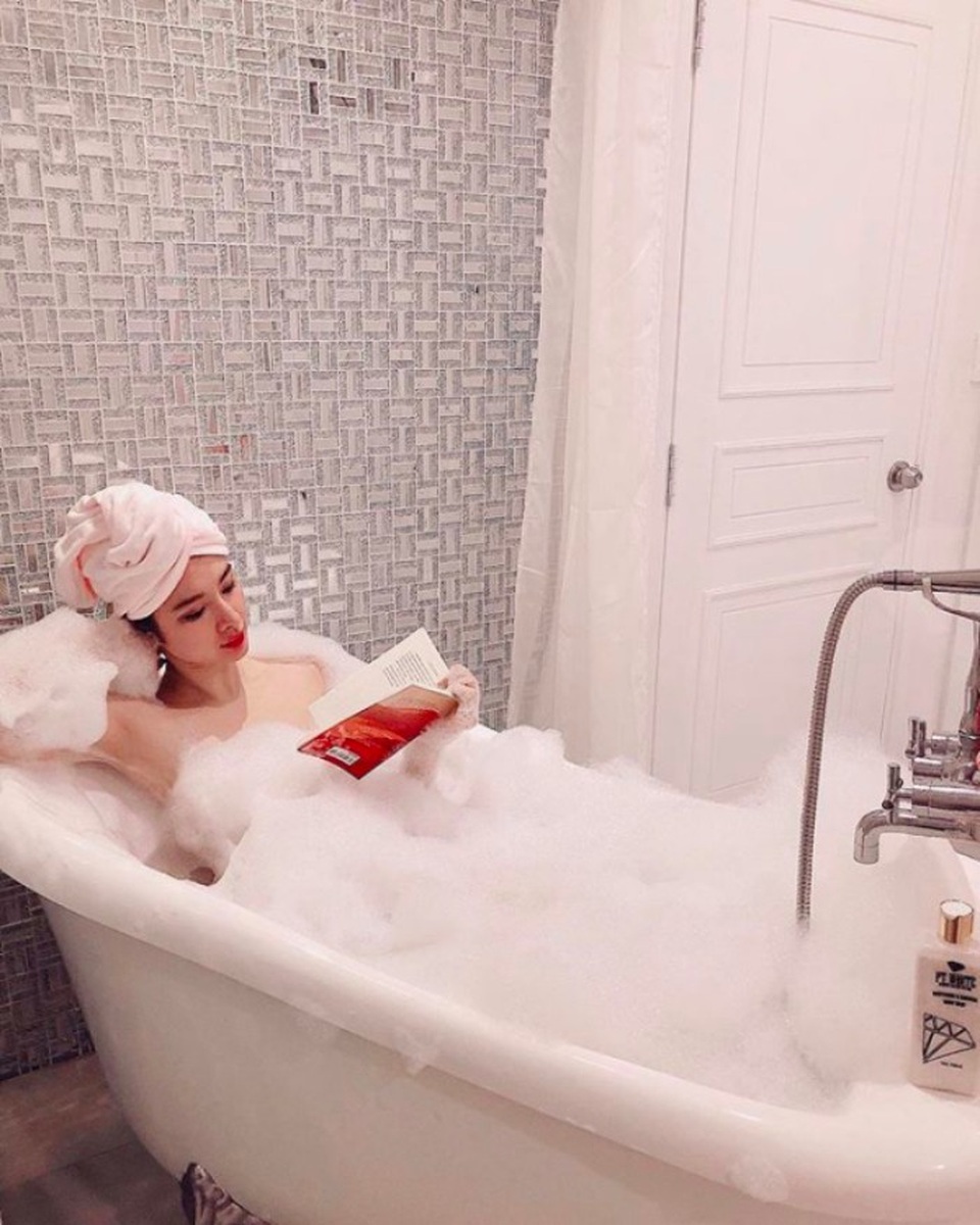 Sexy, táo bạo không kém sao Hollywood, mỹ nhân Việt nào soán ngôi “nữ hoàng khăn tắm”? - 12 Angela Phương Trinh “sống ảo”, đọc sách trong khi đang ngâm mình trong bồn tắm.