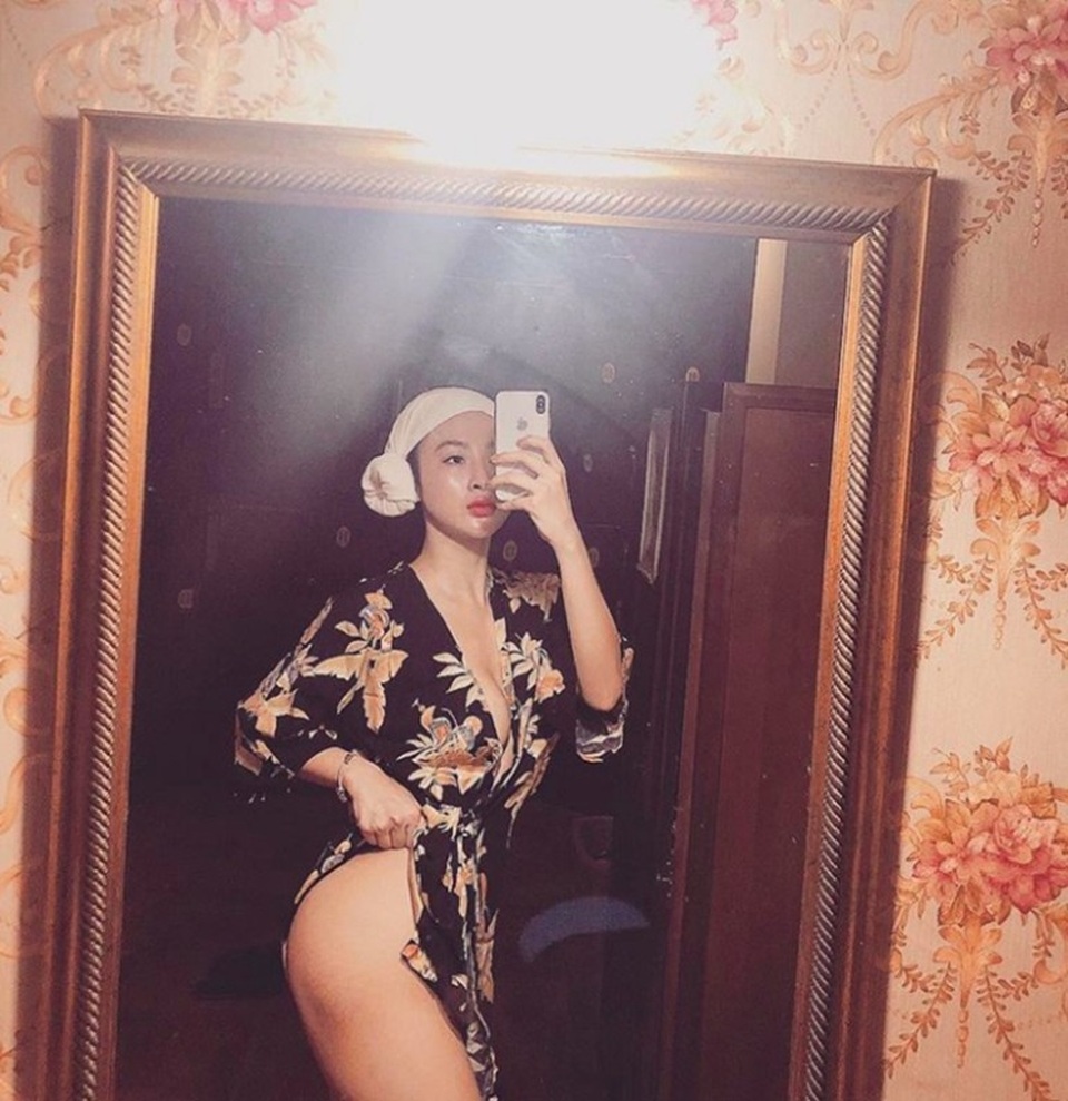 Sexy, táo bạo không kém sao Hollywood, mỹ nhân Việt nào soán ngôi “nữ hoàng khăn tắm”? - 11 Cô gần như khoe trọn vòng 3 siêu “khủng”, được xem là thành quả sau nhiều ngày tháng miệt mài trong phòng tập của cô. Chiếc khăn tắm lần này được cô buộc theo phong cách trong những phòng tắm xông hơi của Hàn Quốc.