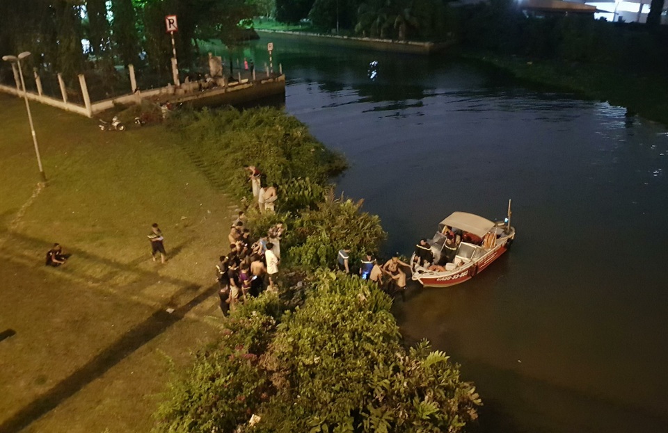 Phát hiện ba lô và đôi dép, đội cứu hộ “quần nát” mặt sông cả đêm - 1 Hàng chục chiến sĩ PCCC TPHCM tham gia tìm kiếm nghi có người nhảy cầu