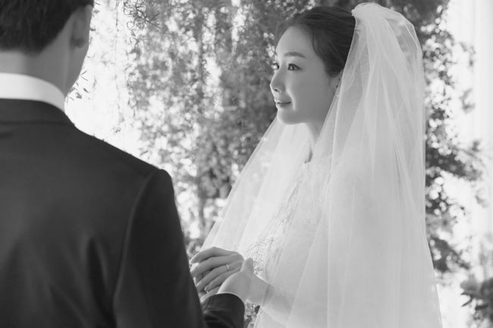 Sao “Bản tình ca mùa đông” hé lộ hình ảnh hiếm hoi về hôn lễ bí mật - 1
Choi Ji Woo đã làm đám cưới vào chiều nay 29/3.