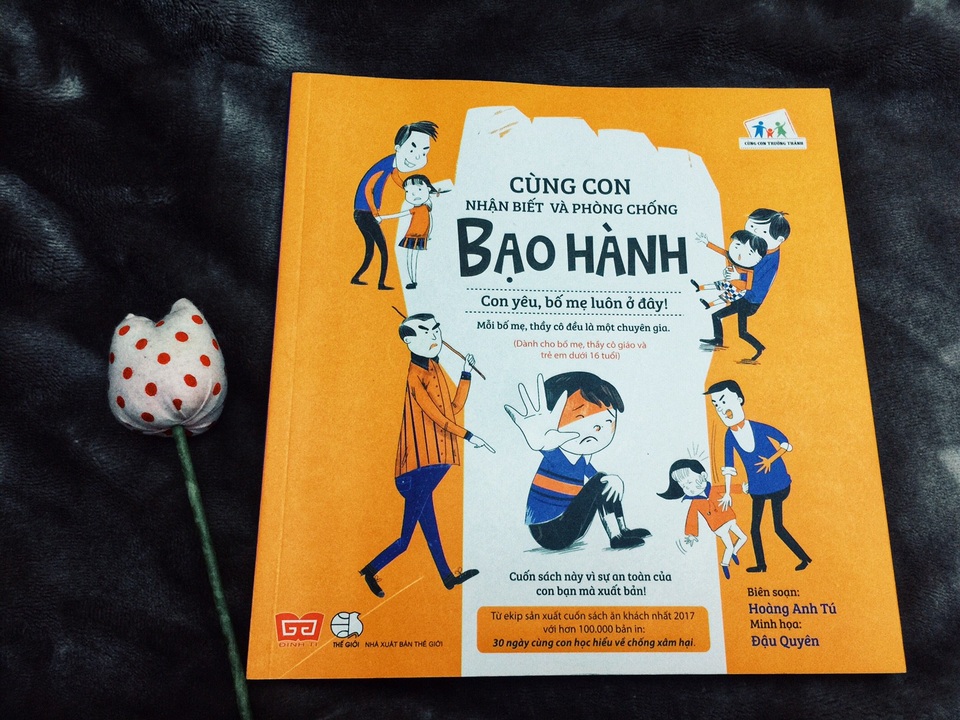 “Cắm đầu” vào smartphone, bỏ bê con cũng là một dạng bạo hành! - 1 “Cắm đầu” vào smartphone, bỏ bê con cũng là một dạng bạo hành! - 1