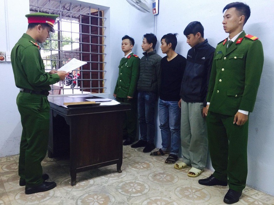 Tóm gọn nhóm thanh niên chuyên cướp giật tài sản người đi đường - 1 Các đối tượng bị lực lượng chức năng bắt giữ. (Ảnh CAQB)
