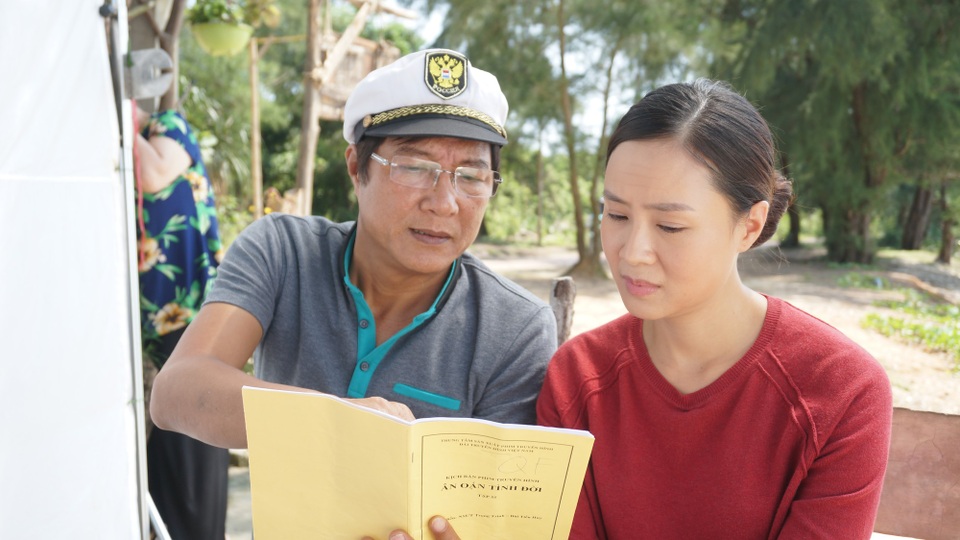 Hồng Diễm: “Không bao giờ đóng “cảnh nóng” để tránh ảnh hưởng gia đình” - 3 Hồng Diễm và đạo diễn Trọng Trinh.