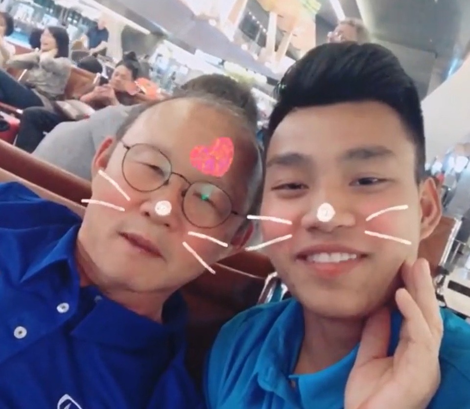 U23 Vũ Văn Thanh dạy thầy Park nói tiếng Việt rất tình cảm nhưng... "có gì đó sai sai" - 1 Thầy Park và Vũ Văn Thanh thể hiện tình cảm