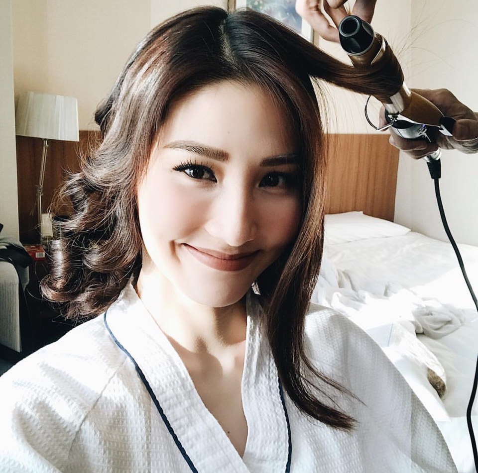 Sexy, táo bạo không kém sao Hollywood, mỹ nhân Việt nào soán ngôi “nữ hoàng khăn tắm”? - 23 Diễm My 9x trang điểm phong cách lai Tây phóng khoáng trong bộ áo choàng tắm. Người đẹp rạng rỡ selfie trong lúc chờ làm tóc.