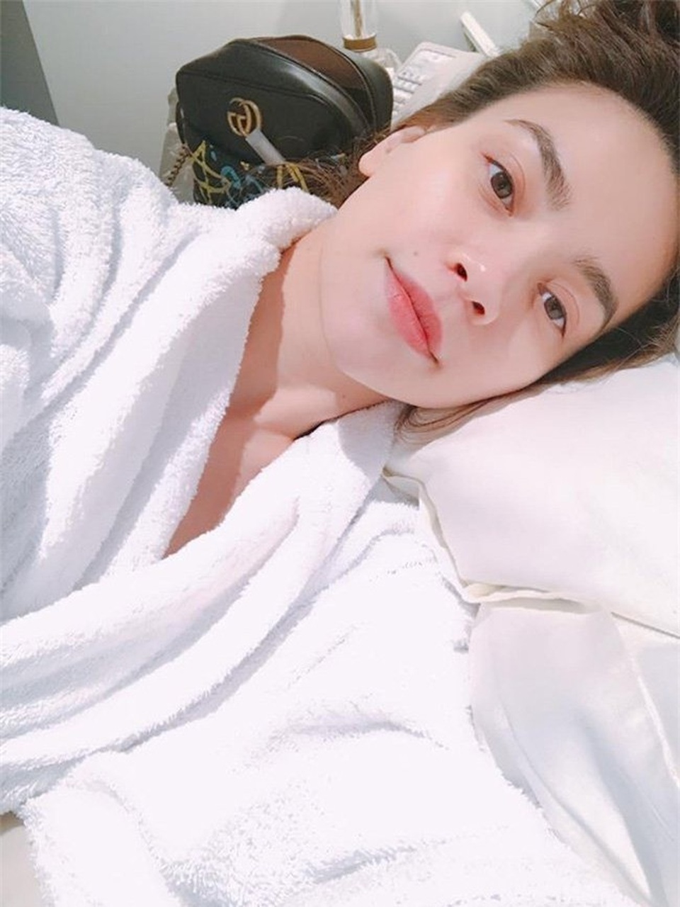 Sexy, táo bạo không kém sao Hollywood, mỹ nhân Việt nào soán ngôi “nữ hoàng khăn tắm”? - 2 Hồ Ngọc Hà khi trút bỏ xiêm y lộng lẫy trên sân khấu vẫn khiến người xem không thể rời mắt với chiếc áo choàng tắm mong manh.