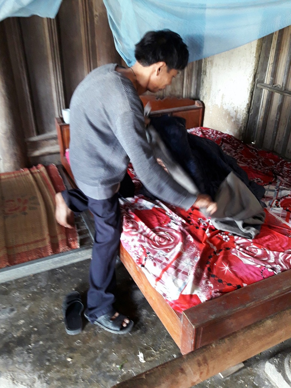 Cuộc đời khổ đau của anh "Lưu gù" - 4 Anh mắc bệnh tật khá nặng nhưng phải gồng gánh chăm sóc cha mẹ đau ốm thường xuyên.