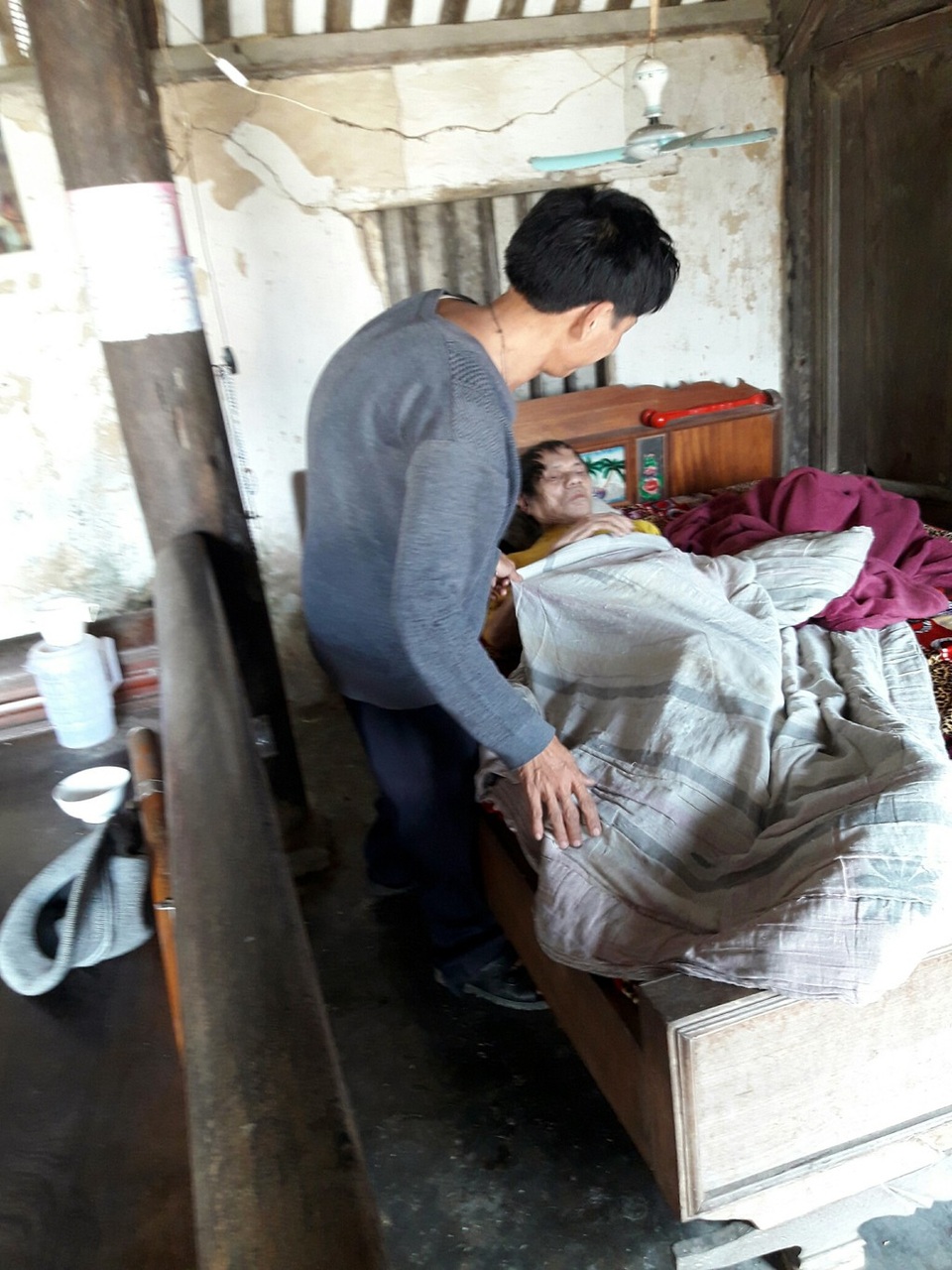 Cuộc đời khổ đau của anh "Lưu gù" - 5 Suốt nhiều năm qua, anh Lưu cùng một lúc chăm sóc bố mẹ bất toại.