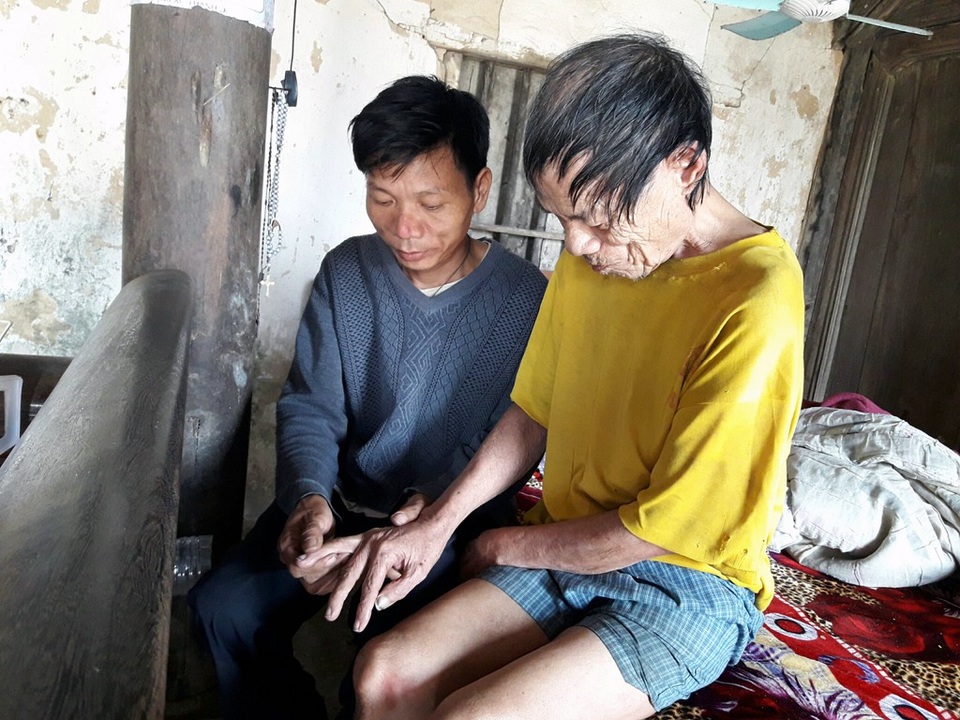 Cuộc đời khổ đau của anh "Lưu gù" - 2 Anh chăm sóc bố mẹ từng ly từng tí.