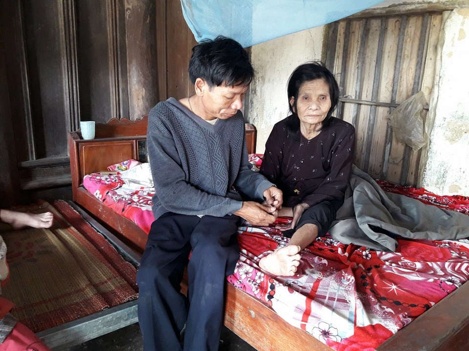 Cuộc đời khổ đau của anh "Lưu gù" - 1 Bệnh tật nhưng hàng ngày anh Lưu luôn túc trực ở bên bố mẹ.