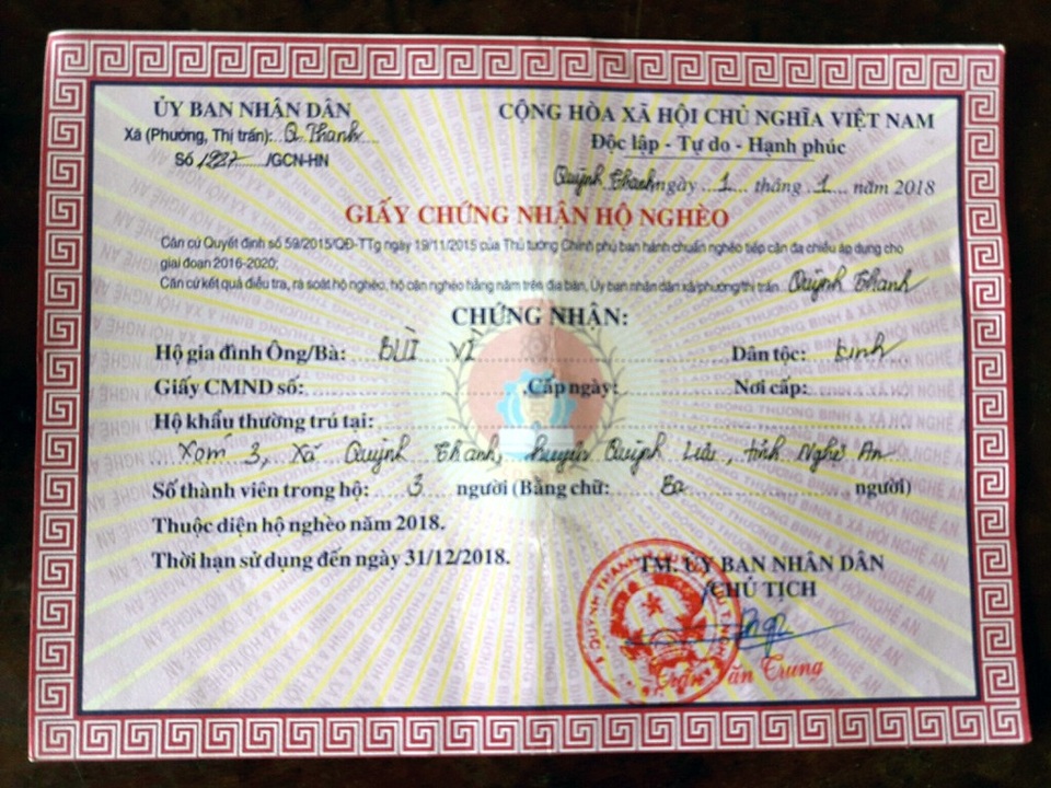 Cuộc đời khổ đau của anh "Lưu gù" - 7 Giấy xác nhận hộ nghèo của gia đình ông Bùi Vì.