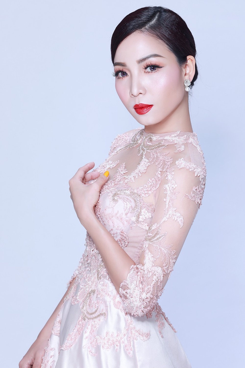 Ca sĩ Khánh Loan: “Tôi đứng về phía Trường Giang” - 2 Không ít người cho rằng Khánh Loan khá giống ca sĩ Lệ Quyên nhưng cô cho biết cô hoàn toàn khác Lệ Quyên ở hình ảnh và âm nhạc.