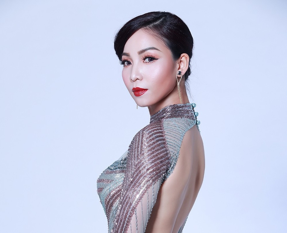 Ca sĩ Khánh Loan: “Tôi đứng về phía Trường Giang” - 1 Cho đến nay, gần 18 năm đi hát, Khánh Loan cô được khán giả biết đến với giọng ca trữ tình và ngọt ngào, từng được chính nhạc sĩ Phạm Duy dành nhiều lời khen và cũng chỉ dạy cô nhiều hơn trong âm nhạc.