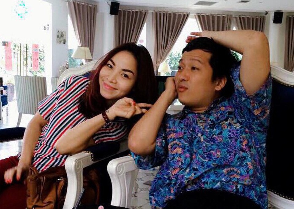 Ca sĩ Khánh Loan: “Tôi đứng về phía Trường Giang” - 4 Khánh Loan và Trường Giang cũng quen biết nhau, cô không ngại cho biết mình từng bị Trường Giang thả thính nhưng quan trọng hơn là bản thân luôn tỉnh táo. Cô cho rằng Trường Giang là người đào hoa nên khó tránh khỏi những cám dỗ xung quanh mình.