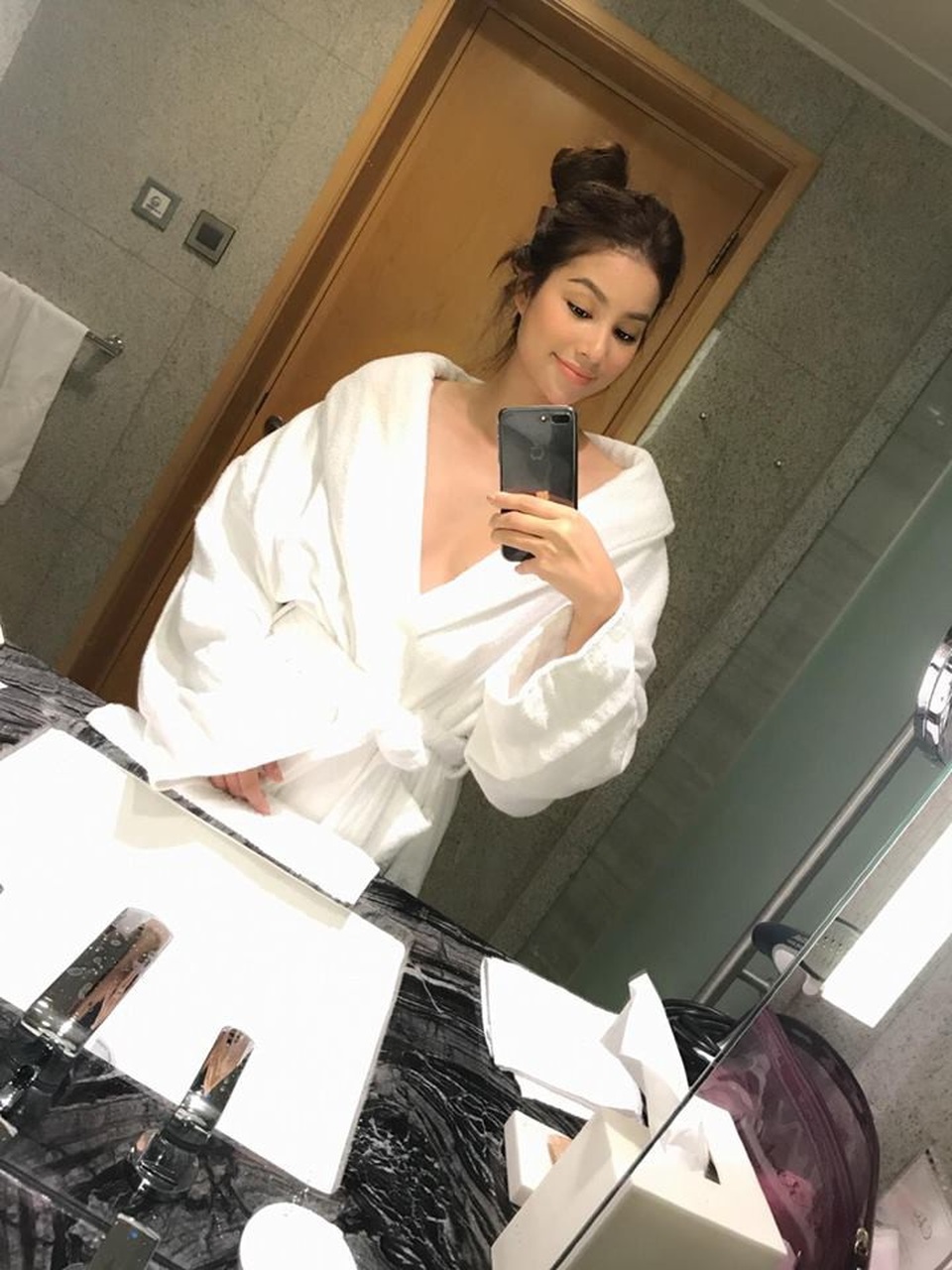 Sexy, táo bạo không kém sao Hollywood, mỹ nhân Việt nào soán ngôi “nữ hoàng khăn tắm”? - 6 Hoa hậu Hoàn vũ Việt Nam selfie trong nhà tắm.