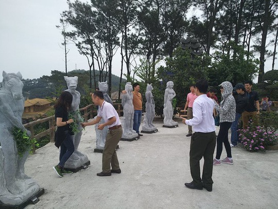 Sau mặc đồ bơi và che lá, tượng 12 con giáp sẽ bị "nhốt vào chuồng" - 1 Tượng 12 con giáp đang hút sự tò mò của khách du lịch