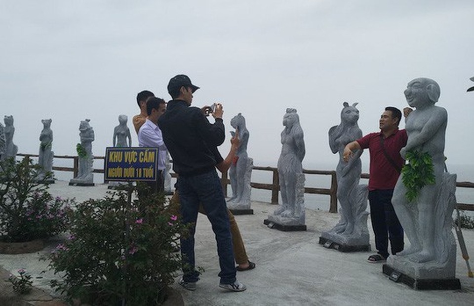 Sau mặc đồ bơi và che lá, tượng 12 con giáp sẽ bị "nhốt vào chuồng" - 2
Nhiều du khách tìm tới chụp ảnh, bàn tán bên các bức tượng 12 con giáp