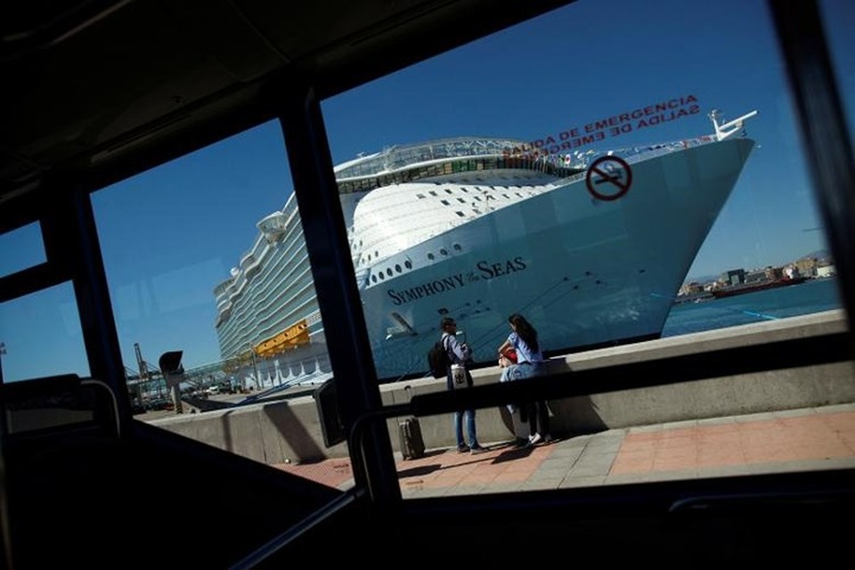 Ảnh: Cuộc sống siêu xa hoa trên du thuyền lớn nhất thế giới - 13 Hình ảnh du thuyền Symphony of the Seas nhìn từ bên ngoài.