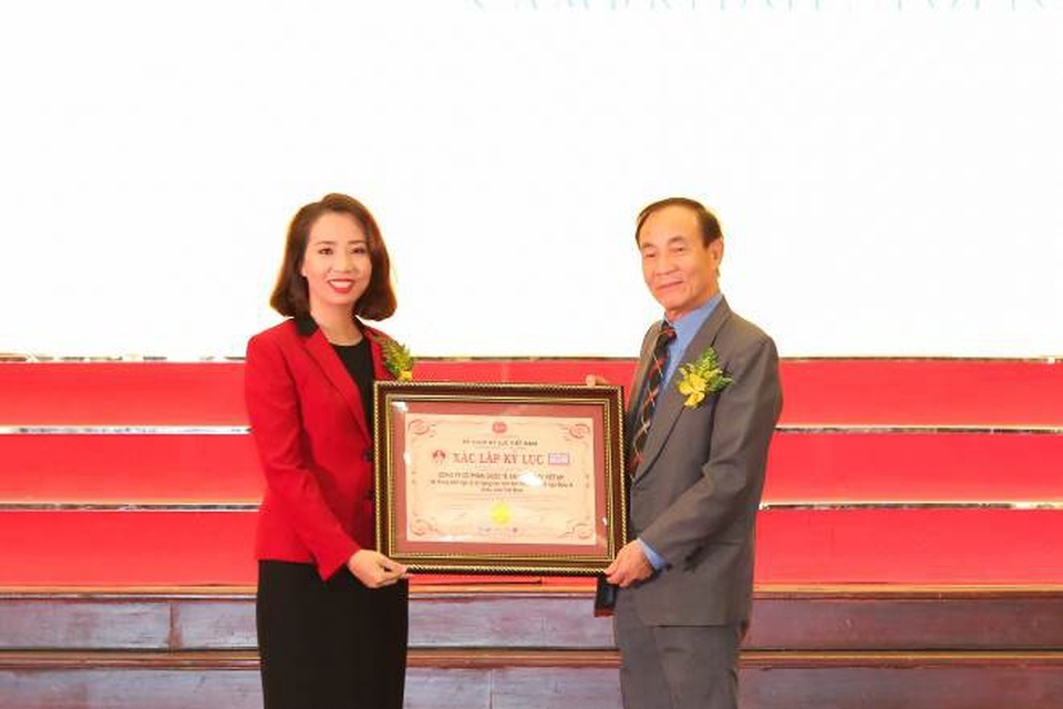 VUS nhận kỷ lục trung tâm có nhiều học viên đạt chứng chỉ Quốc tế nhất Việt Nam - 3
Ông Nguyễn Văn Viễn - Phó Chủ tịch Hội Kỷ Lục Gia Việt Nam trao xác lập kỷ lục cho VUS.