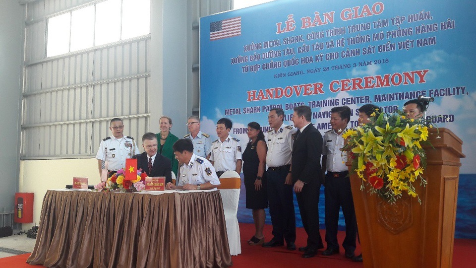 Mỹ bàn giao 6 xuồng tuần tra phản ứng nhanh mới cho Cảnh sát biển Việt Nam - 1
Đại sứ Hoa Kỳ Daniel Kritenbrink và Trung tướng Nguyễn Quang Đạm tại buổi lễ bàn giao (Ảnh: Đại sứ quán Mỹ tại Việt Nam)