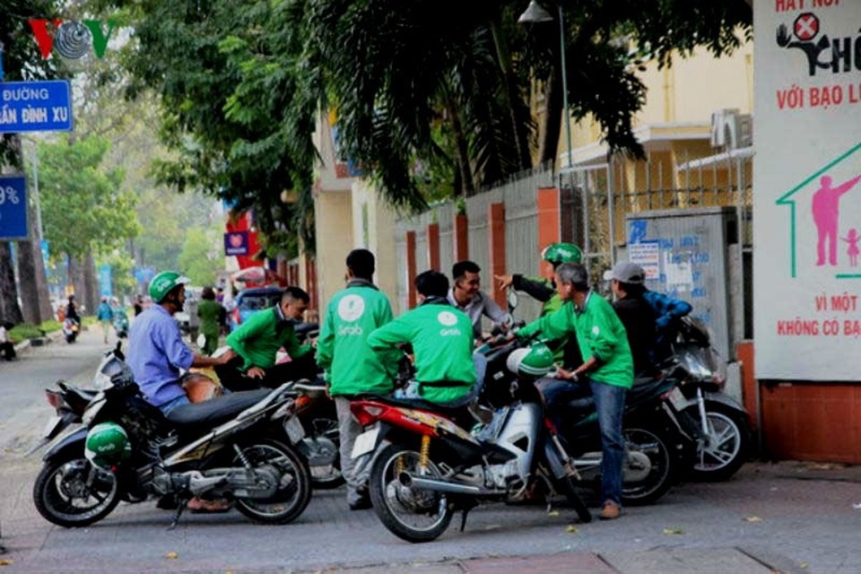 Nhiều tài xế lo lắng mất việc khi Uber về "chung nhà” với Grab - 1 Nhiều người lo ngại khó mở được tài khoản của Grab