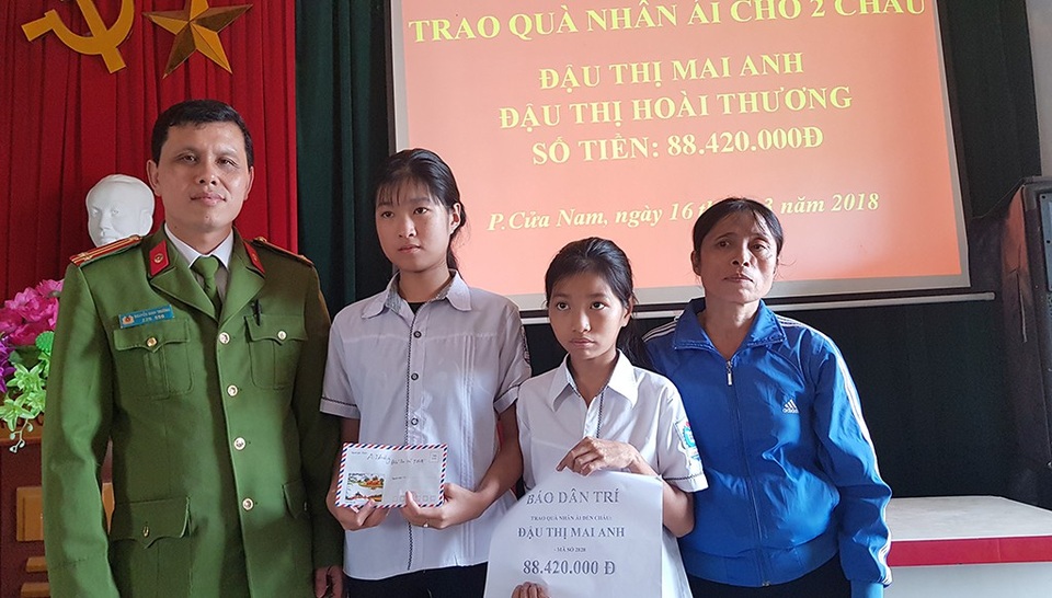 Gần 90 triệu đồng đến với hai chị em thơ dại bên bàn thờ lập vội của cha - 4 Anh Nguyễn Đình Trường - đội điều tra CATP Vinh luôn dõi theo trên Báo Dân trí cũng có mặt ủng hộ món quà nhỏ cho hai cháu.