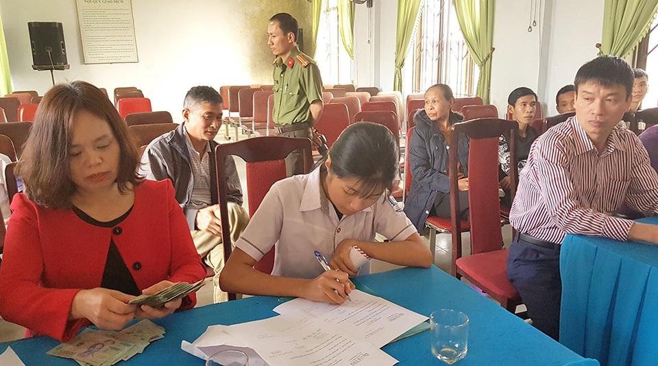 Gần 90 triệu đồng đến với hai chị em thơ dại bên bàn thờ lập vội của cha - 3 Em Mai Anh ký nhận cùng cô giáo hiệu trưởng Trường THCS Cửa Nam nhận số tiền bạn đọc Dân trí giúp đỡ.