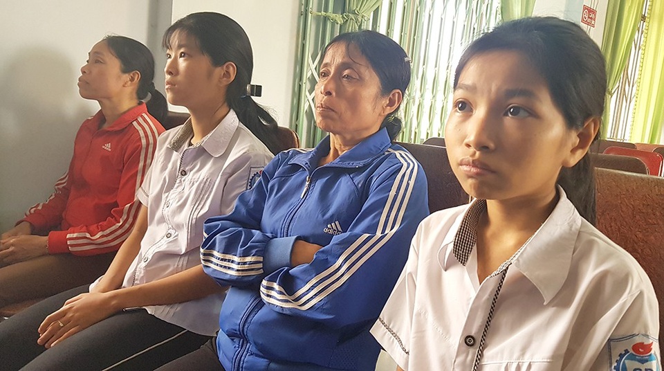 Gần 90 triệu đồng đến với hai chị em thơ dại bên bàn thờ lập vội của cha - 2 Hai em Mai Anh và Hoài Thương cùng các cô dì có mặt tại buổi trao quà ở UBND phường Cửa Nam.