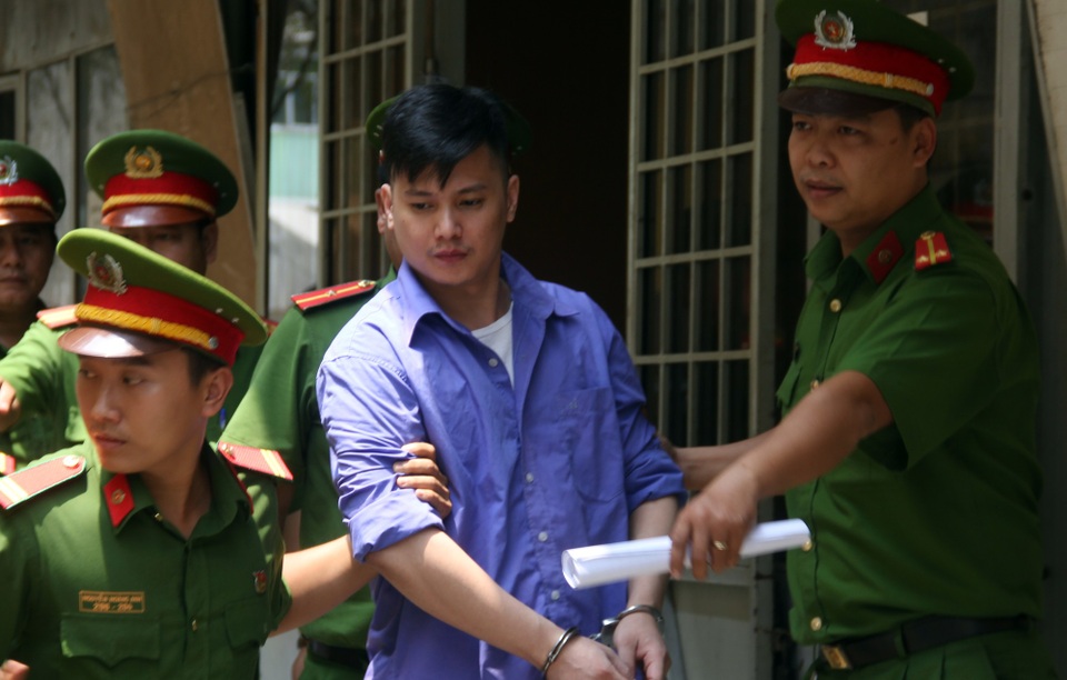 Việt kiều đâm chết người trong quán bar trung tâm Sài Gòn - 1 Bị cáo Khoa lãnh 9 năm tù.