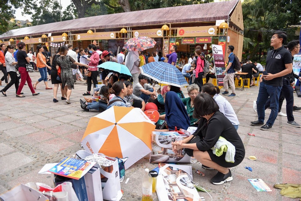 Không chỉ thu hút các bạn trẻ, nhiều cụ già trên 70 tuổi cũng xếp hàng để “săn” vé máy bay giá rẻ
