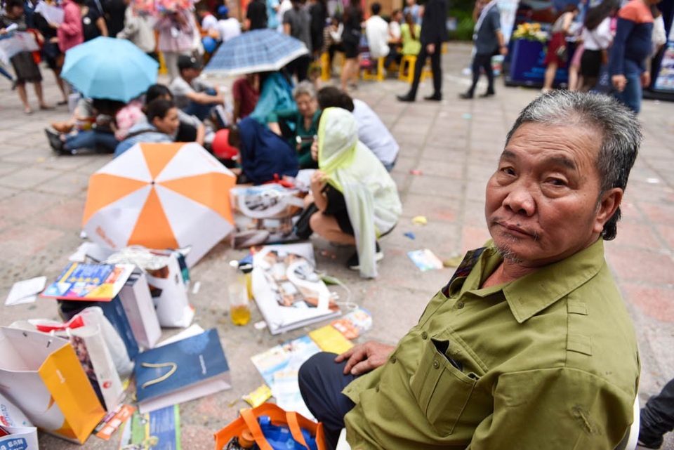 Vẻ mệt mỏi của một cụ ông khi phải xếp hàng trong nhiều tiếng đồng hồ