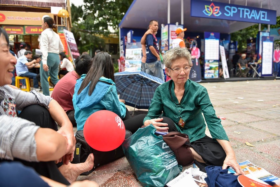 Một vị khách 74 tuổi ở Hà Nội xếp hàng từ 8 giờ sáng và kiên nhẫn đợi đến lượt với hy vọng may mắn nhận được vé 0 đồng đi du lịch.
